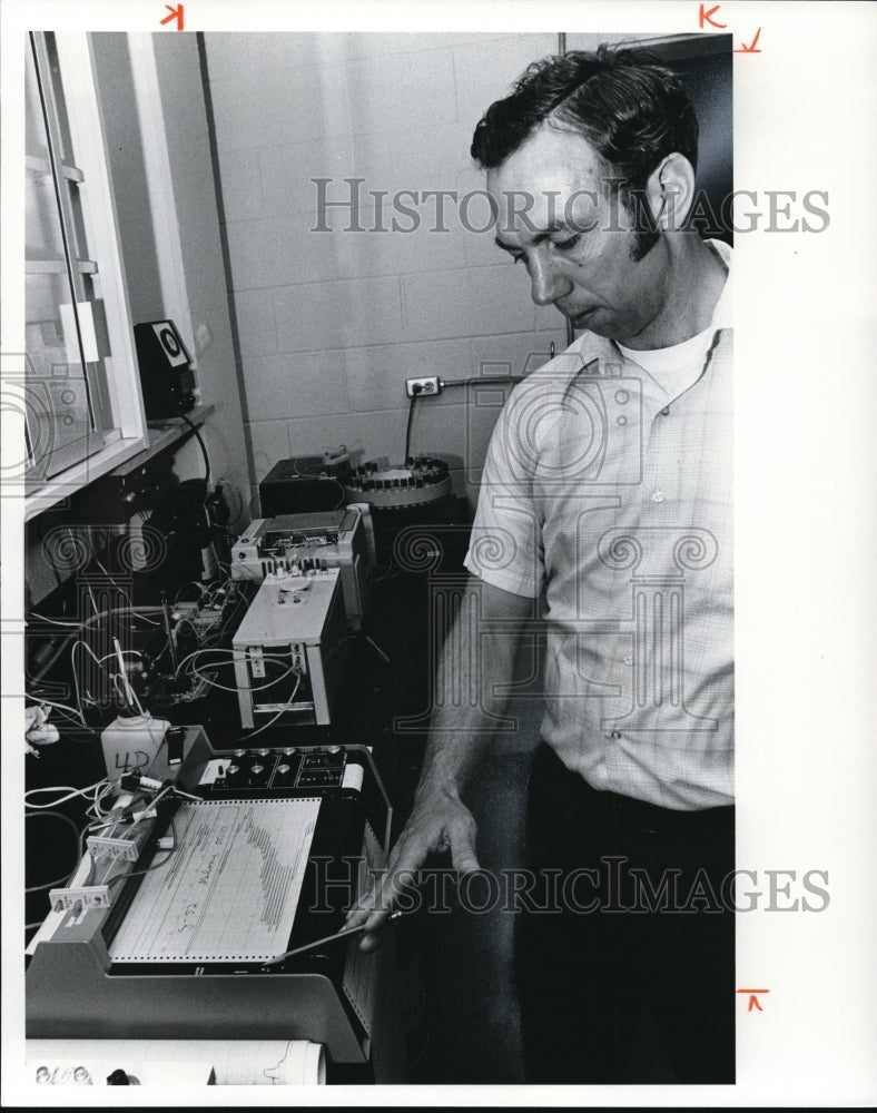 1977 Press Photo Dr. David B. Baker - Historic Images