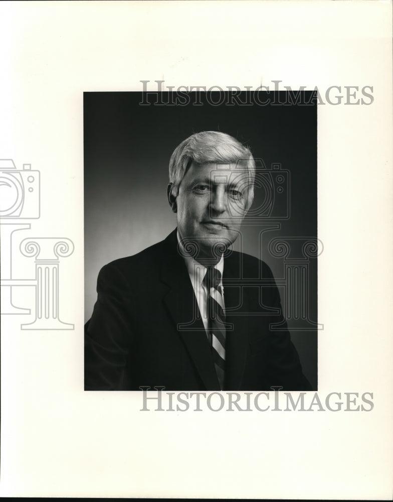 1986 Press Photo Paul G. Badgley May Company Executive Cleveland - Historic Images