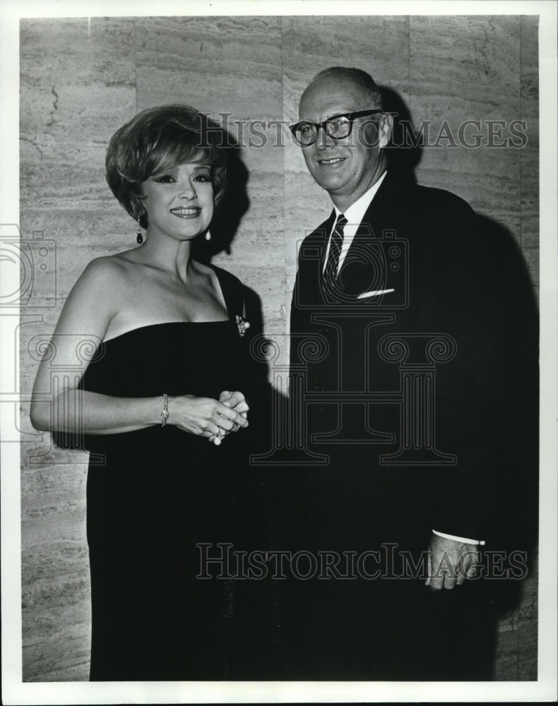 1966 Press Photo Edie Adams Salon Franchise Owner and Jay Smith - Historic Images