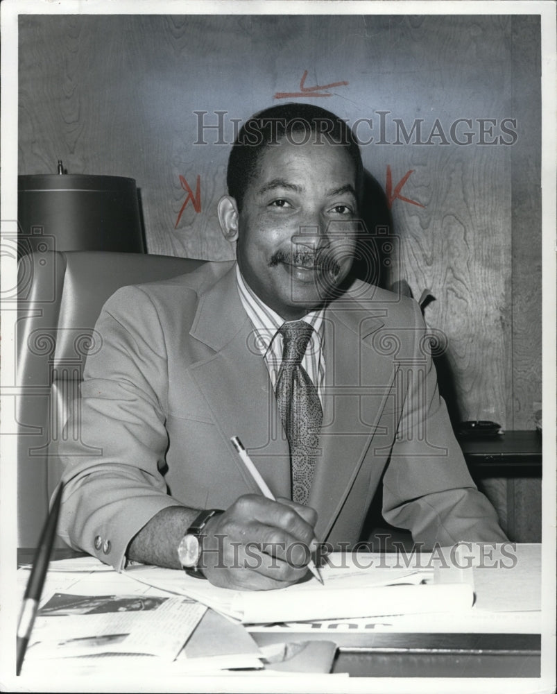 1975 Press Photo Charles L. Brown, Executive Dir Cleveland Council of Camp Fire - Historic Images