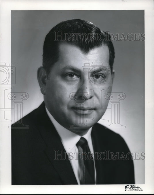 1972 Press Photo Dr E. Leonard Arnoff of Ernst & Ernst, Cleveland, Ohio 44115 - Historic Images