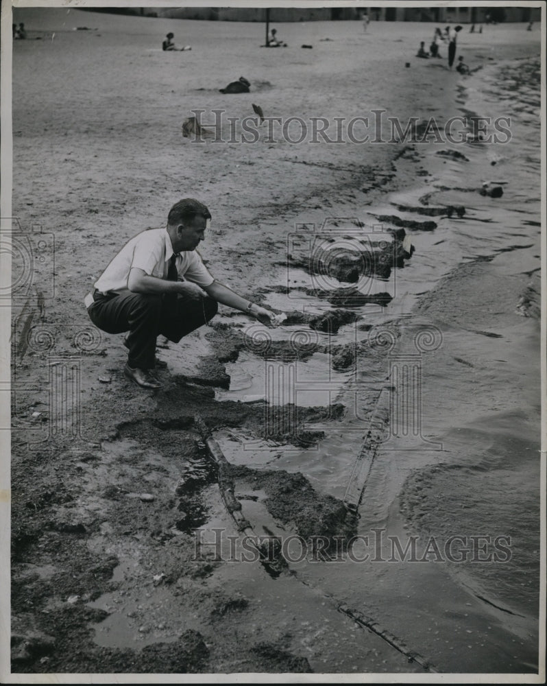 1946 Press Photo News Reporter Howard Beaufort Takes Water Sample at Edgewater - Historic Images