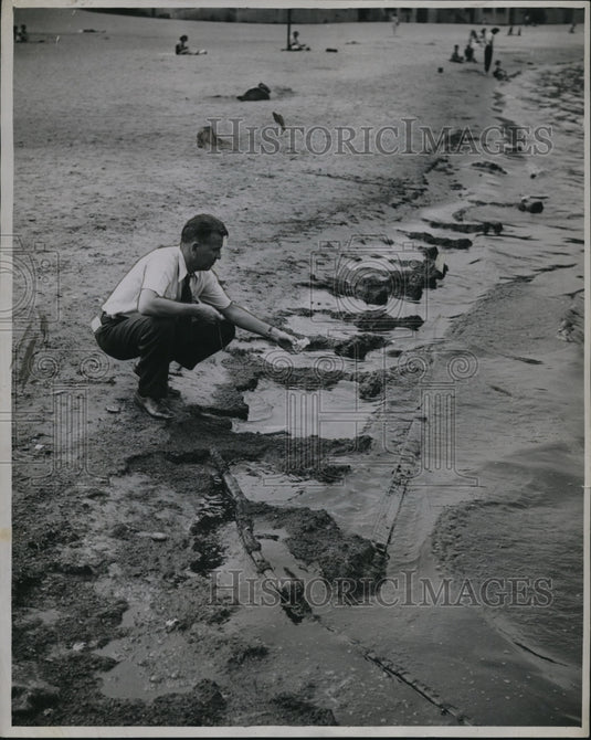 1946 Press Photo News Reporter Howard Beaufort Takes Water Sample at Edgewater - Historic Images