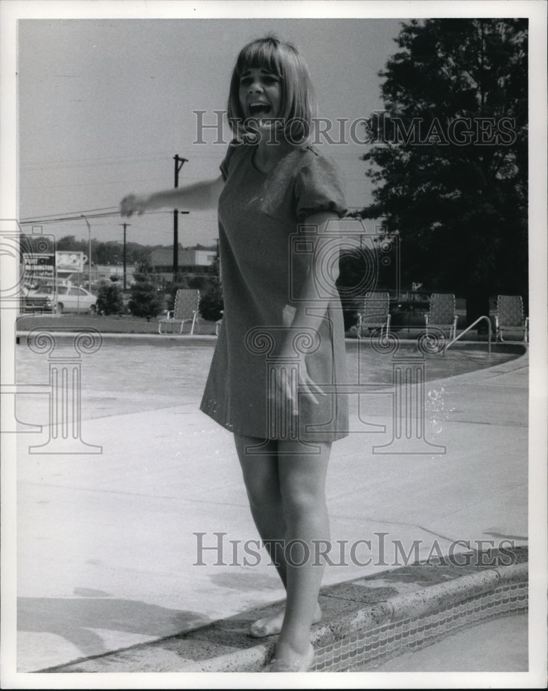 1967 Press Photo Mary Jo Begley Contest winner fro, Ohio having fun filming. - Historic Images