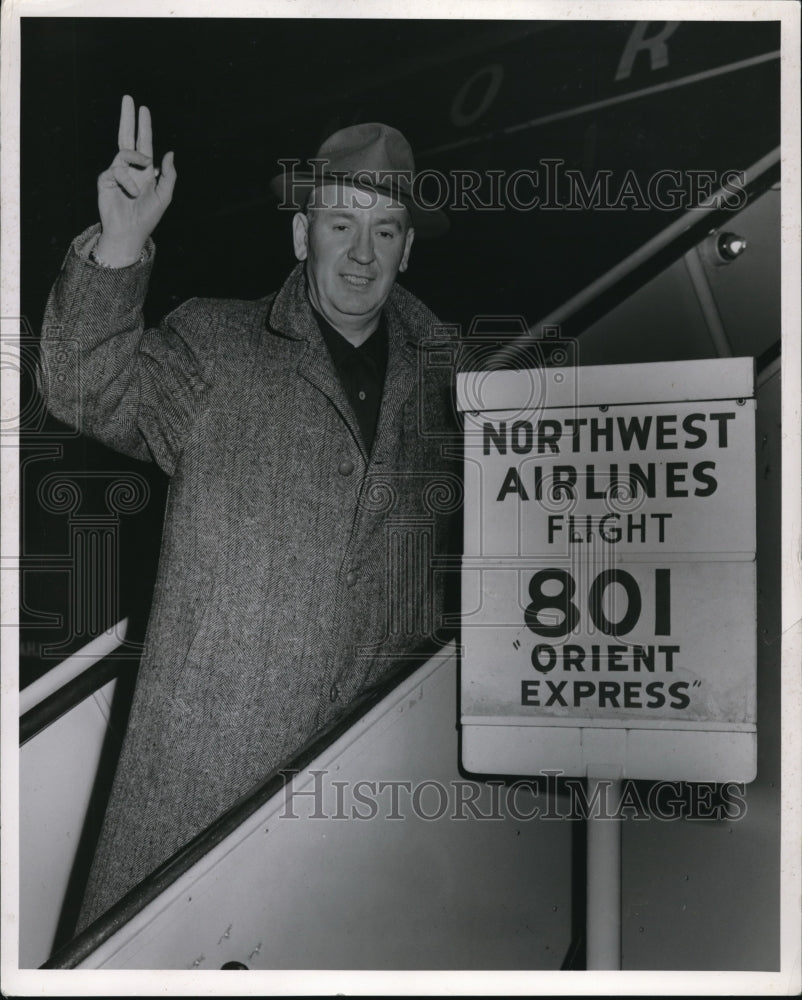 1953 Press Photo Howard Beaufait of Cleveland News board Northwest Airlines. - Historic Images