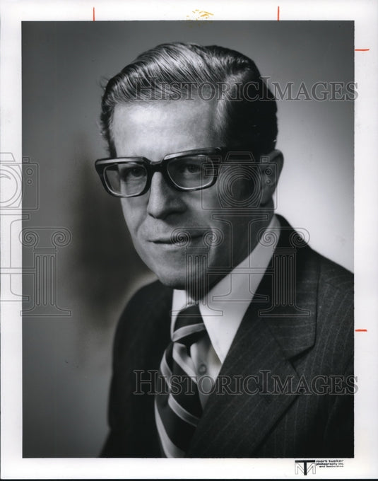 1977 Press Photo Edgar L. Barrett Vice President The Sherman- Williams Co - Historic Images