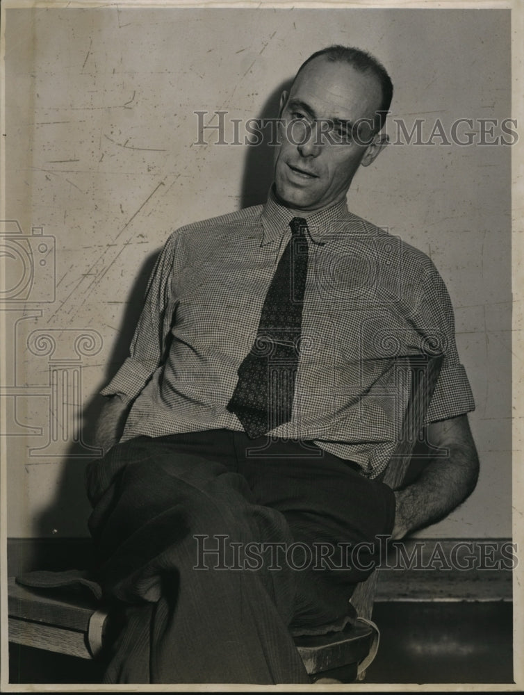 1940 Press Photo George Andrews news weatherman - Historic Images