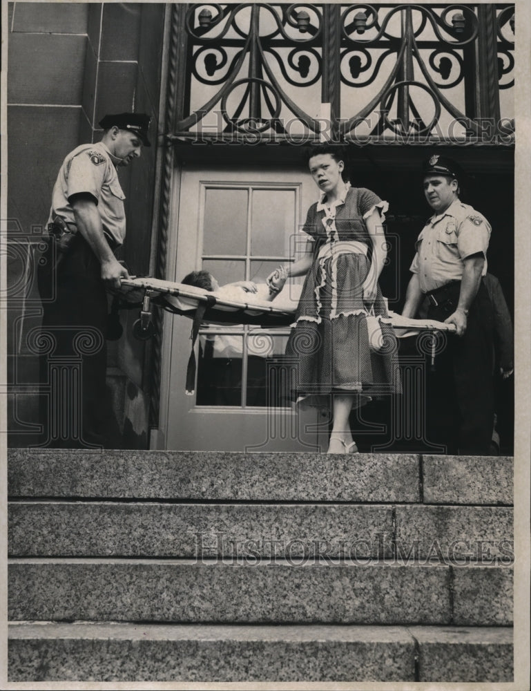 1954 Press Photo Kenny Broyles carried into criminal court, mom Ada Broyles - Historic Images