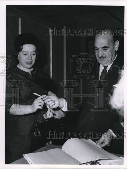 1962 Press Photo Mrs. & Sec Cellebrezze register to vote - Historic Images