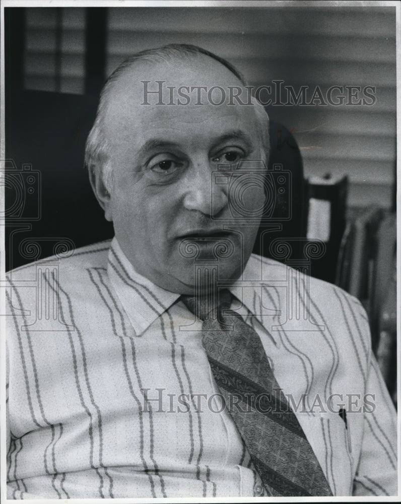 1975 Press Photo Howard Chesler Chairman Mayor Perks Commission on Aging - Historic Images