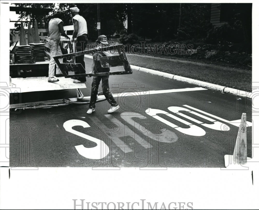 1987, Workers Fix Misspelled School Crossing Sign - Historic Images