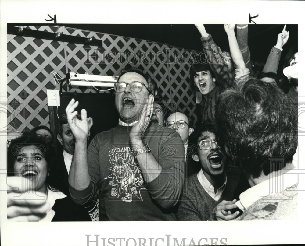 1986 Press Photo Governor Richard F Celeste Watches CSU Vs Navy Game - Historic Images