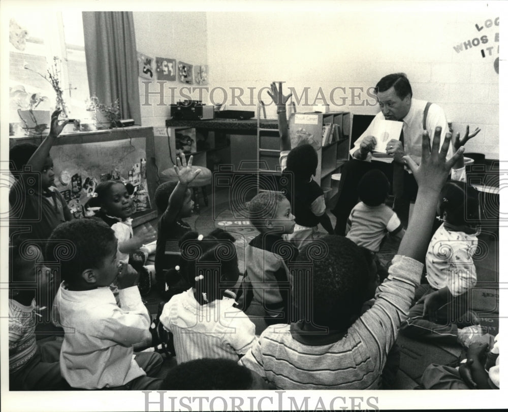 1986 Press Photo Ohio Governor Richard Celeste Reads Stories to Children - Historic Images