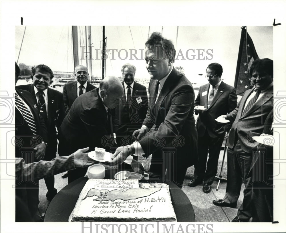 1988 Press Photo Ohio Governor Richard Celeste at Lakeside Yacht Club - Historic Images