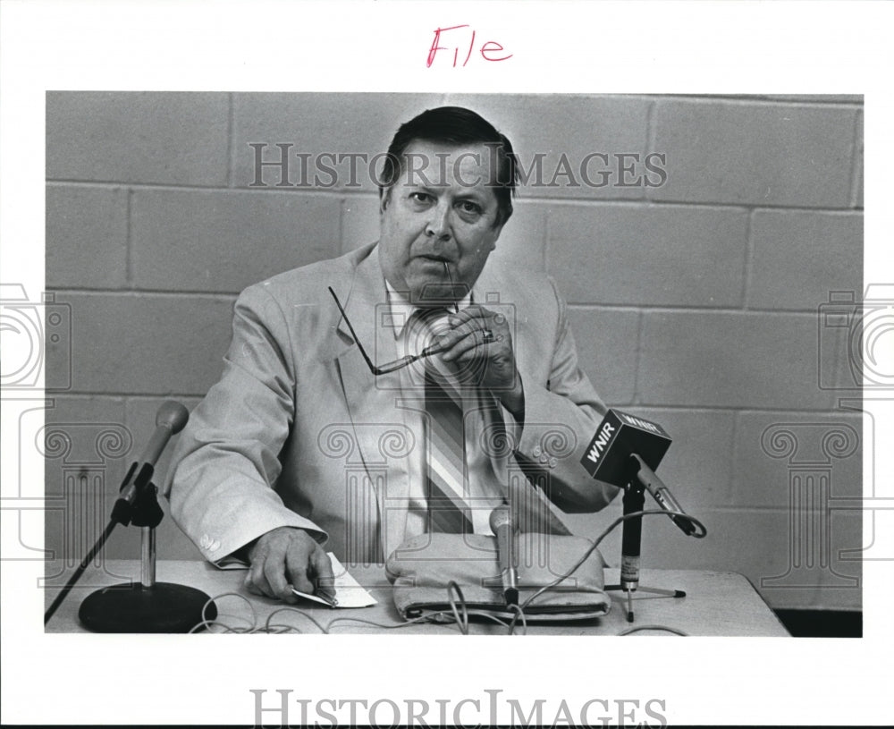 1988 Media Photo Mayor Francis Carr of Alliance talks about fire- Historic Images