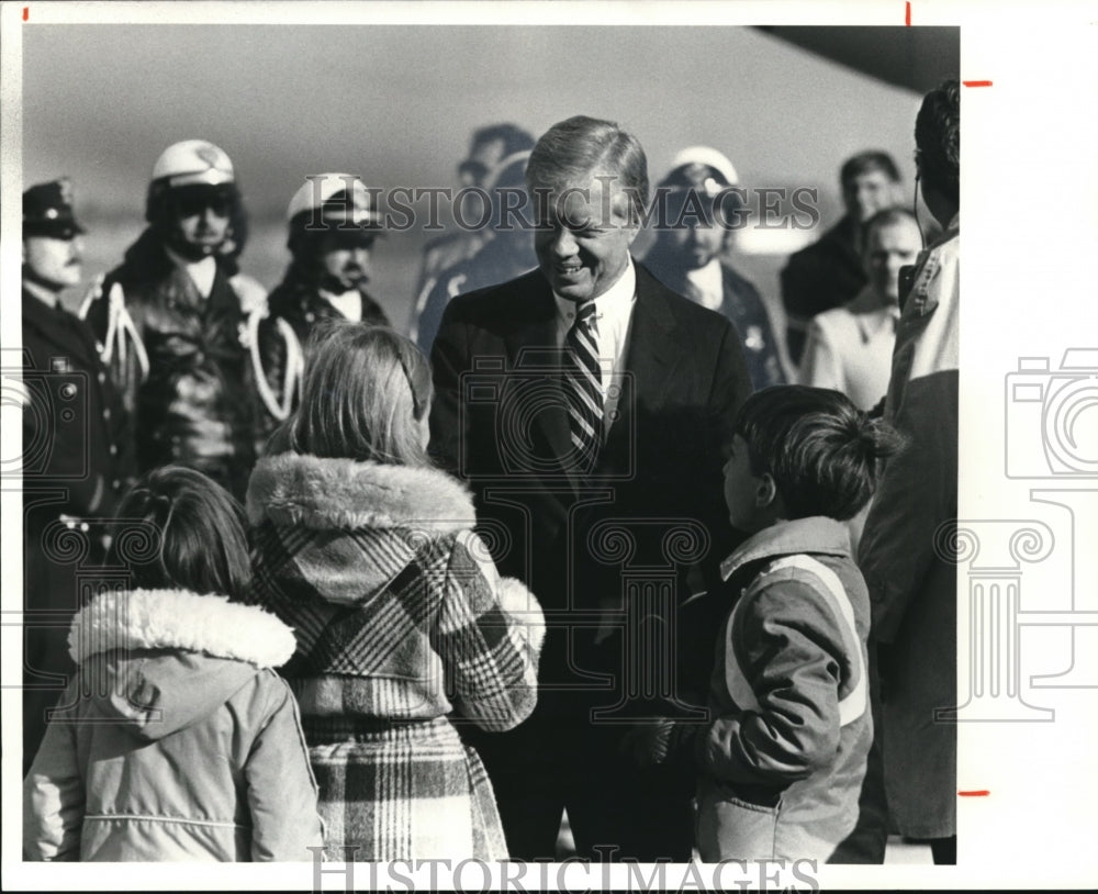 1980 Press Photo President Carter Greets Supporters at Hopkins Airport - Historic Images