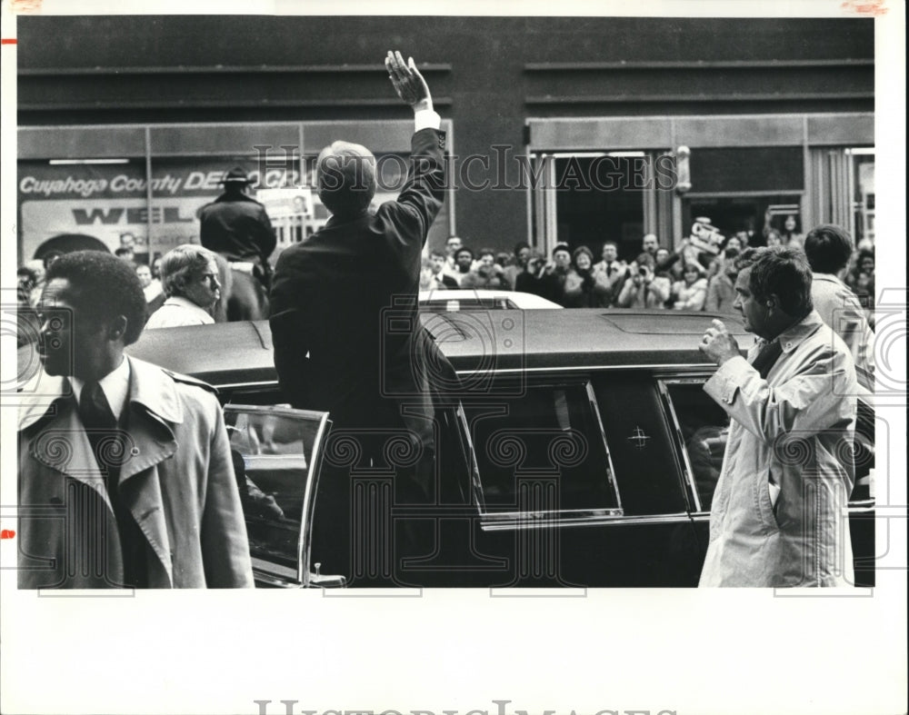 1980, Jimmy Carter Waves to Crowd Across Street From Bond Court Hotel - Historic Images