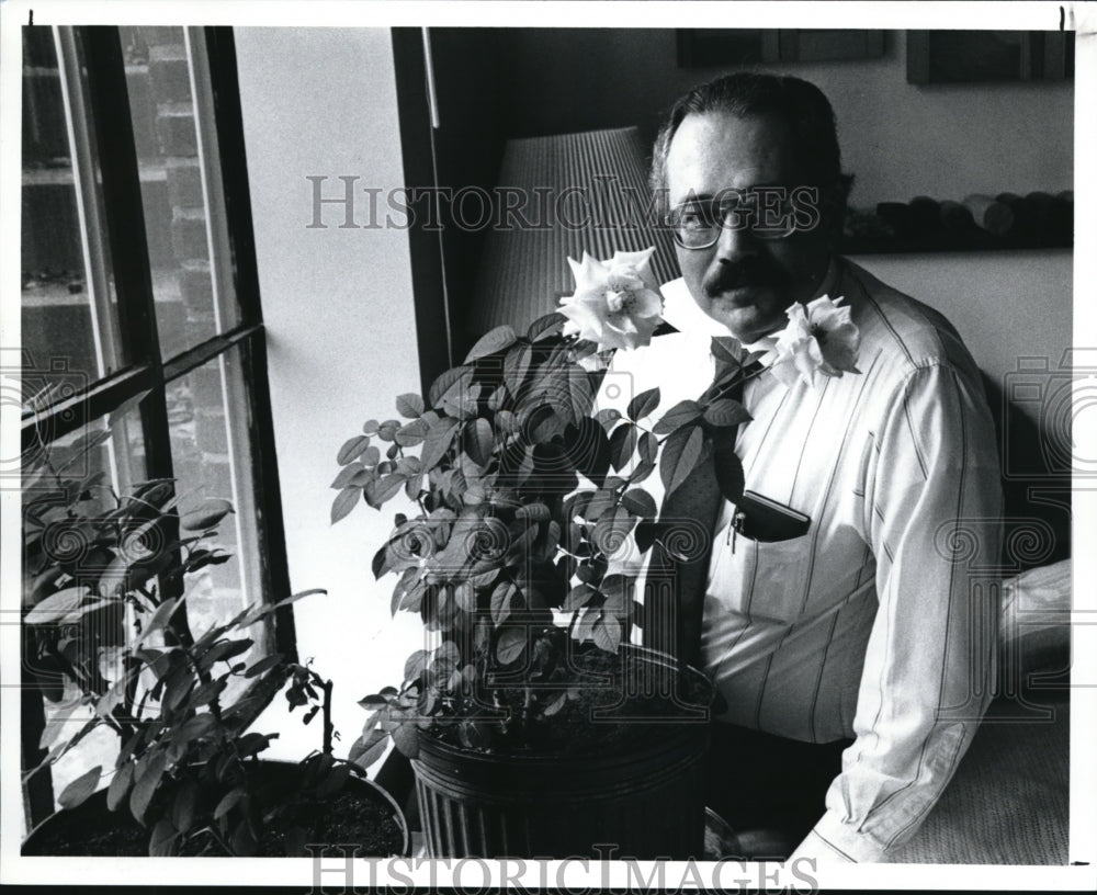 1992 Press Photo Gardner Bob Choate and Two Roses He Forced to Bloom Indoors - Historic Images