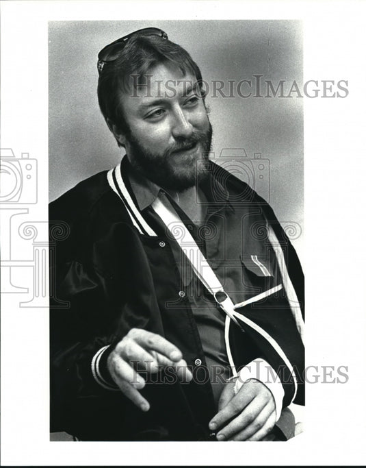 1985 Press Photo Brian R. Carson Stuntman With Broken Arm - Historic Images