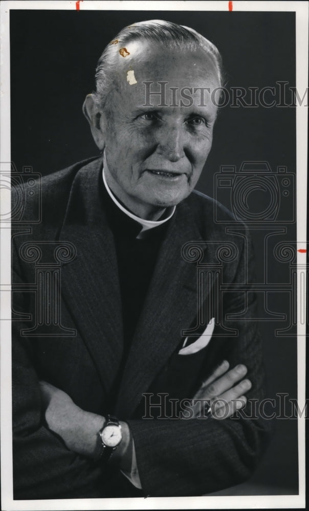 1976 Press Photo Reverend Charles P. Carroll in Habit - Historic Images