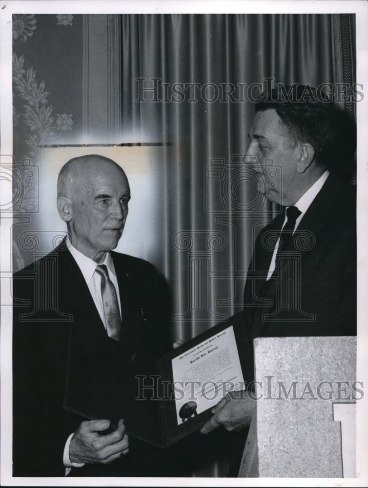 1962 Press Photo Mr. and Mrs. Ralph S. Schmitt Cleveland Medal - Historic Images