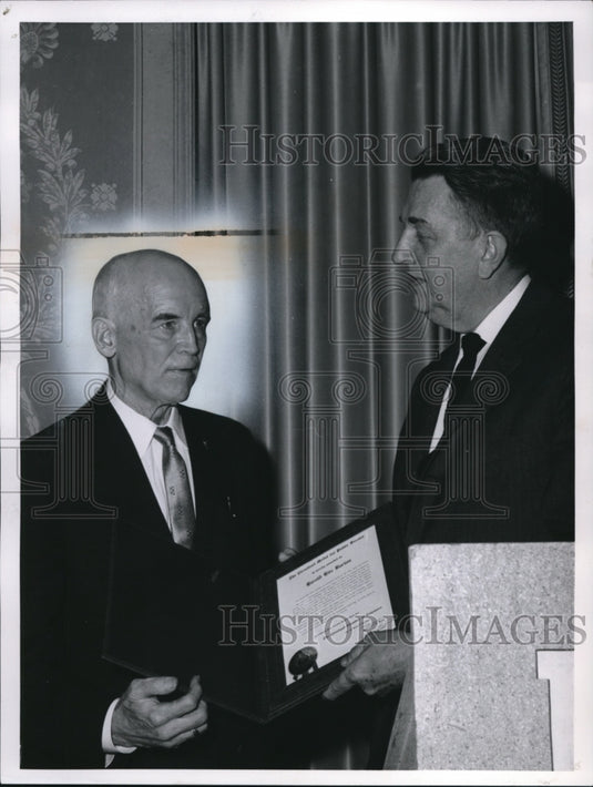 1962 Press Photo Mr. and Mrs. Ralph S. Schmitt Cleveland Medal - Historic Images