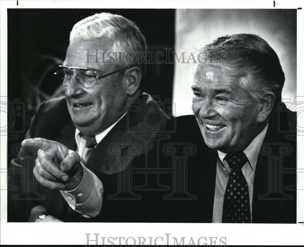 1989 Press Photo Bud Carson jokes with reporters - Historic Images