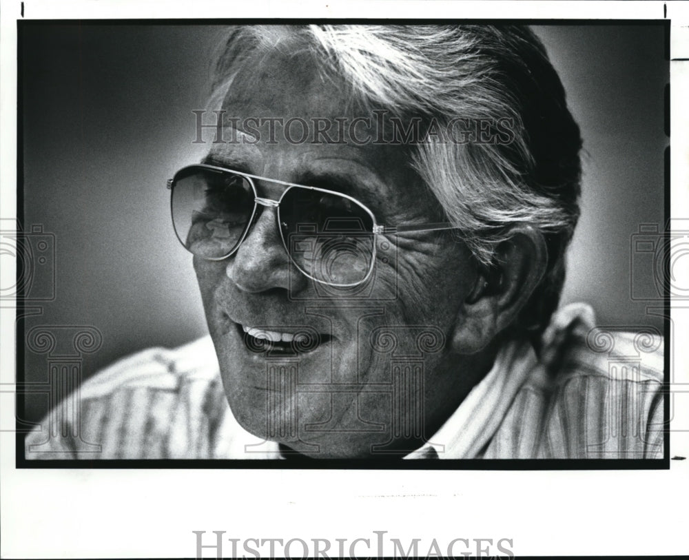 1989 Press Photo Browns coach Bud Carson jokes with his secretary - Historic Images