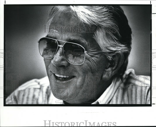 1989 Press Photo Browns coach Bud Carson jokes with his secretary - Historic Images