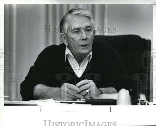 1989 Press Photo Bud Carson, coach of the Cleveland Browns football team - Historic Images