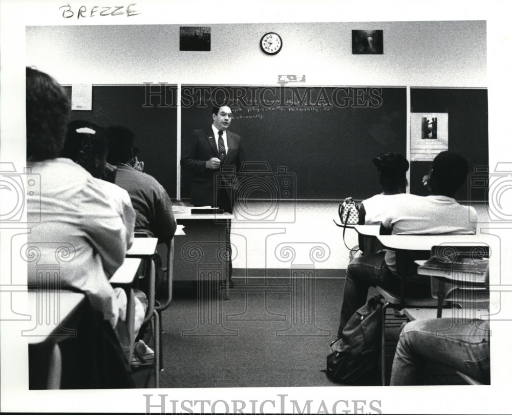 1986, Attorney General Tony Celebrezze talks to students - Historic Images