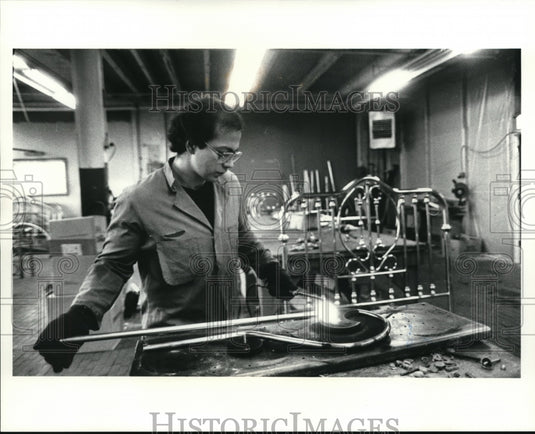 1988 Press Photo Brass Bed Manufacturing with Mike Christopher of Buckeye Brass - Historic Images