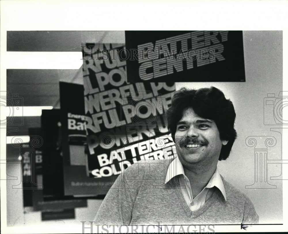 1986 Press Photo Chuck Burstall, Store Manager of Battery pro store - Historic Images