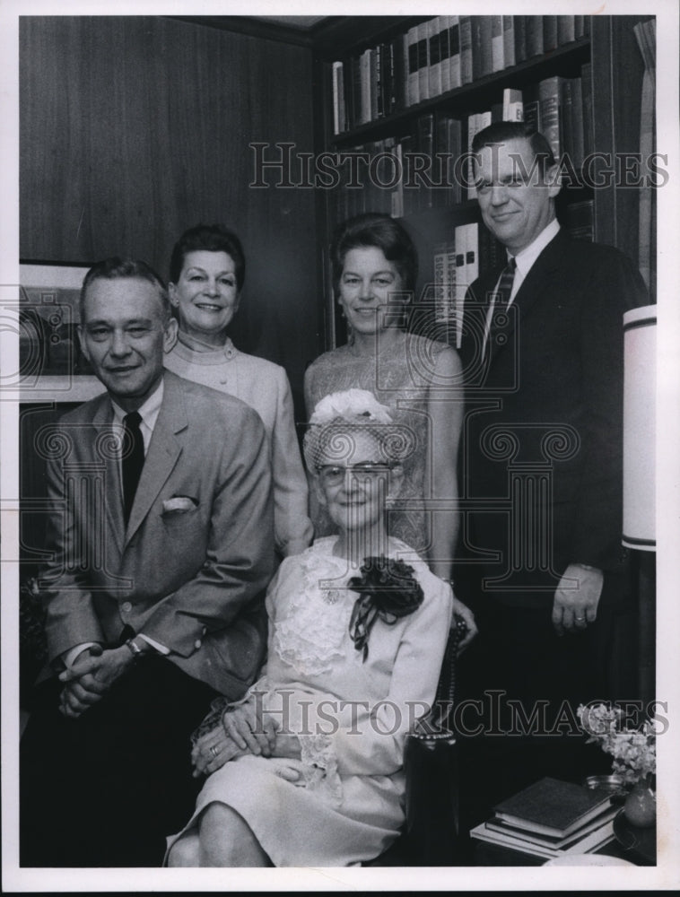 1968 Press Photo Mrs. Harold Barton &amp; Family - Historic Images