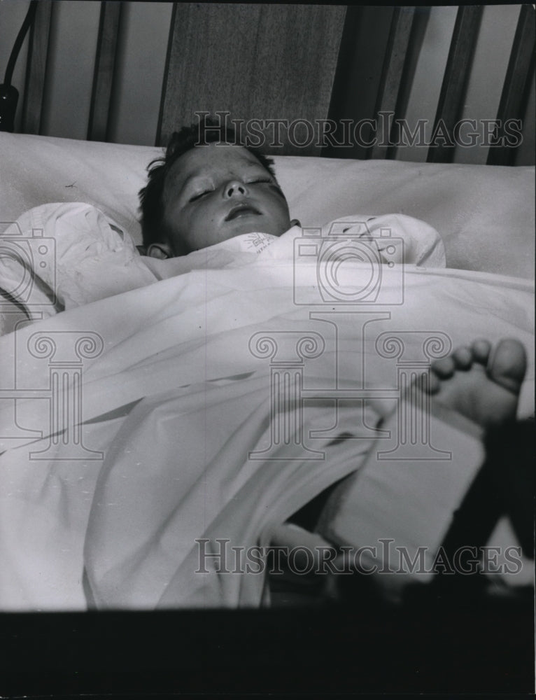 1954 Press Photo Child in Hospital Bed Kenny Broyles - Historic Images