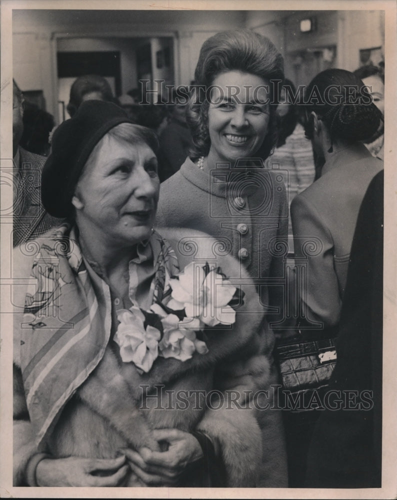 1970 Press Photo Playhouse Party for Dame Judith Anderson and Mrs. Charles Egart - Historic Images