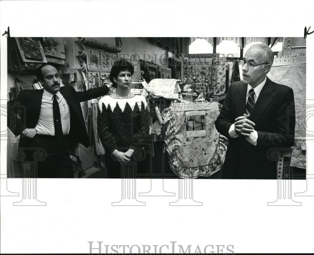 1986 Press Photo Senator Charles Butts(R) answers a question at a press conf. - Historic Images