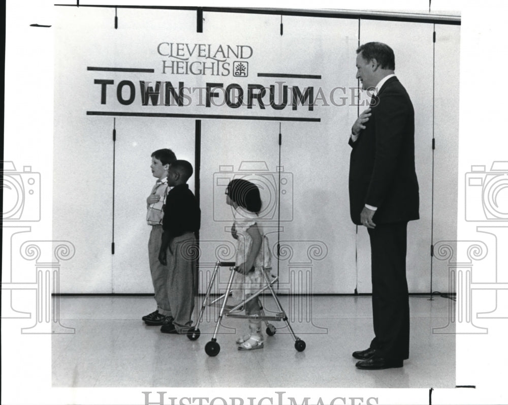 1989 Media Photo Ohio Governor Richard Celeste, leads Cleveland Hts. Children - Historic Images