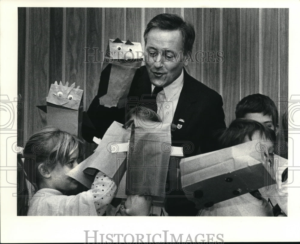 1988 Press Photo Ohio Governor Celeste entertain children from Grant Elementary - Historic Images