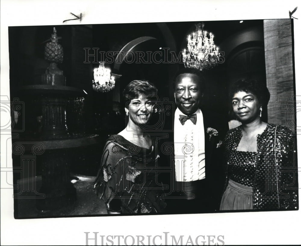 1985 Press Photo (L to R)Carol Markey, Steve Bullock and Doris Bullock - Historic Images