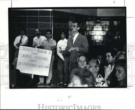 1991 Press Photo Nelson Cintron Jr speaks at a community meeting at St. Ignatius - Historic Images