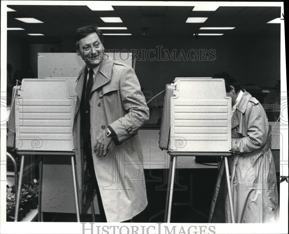 1984 Media Photo Gov. Richard F. Celeste finishes marking his ballot - Historic Images