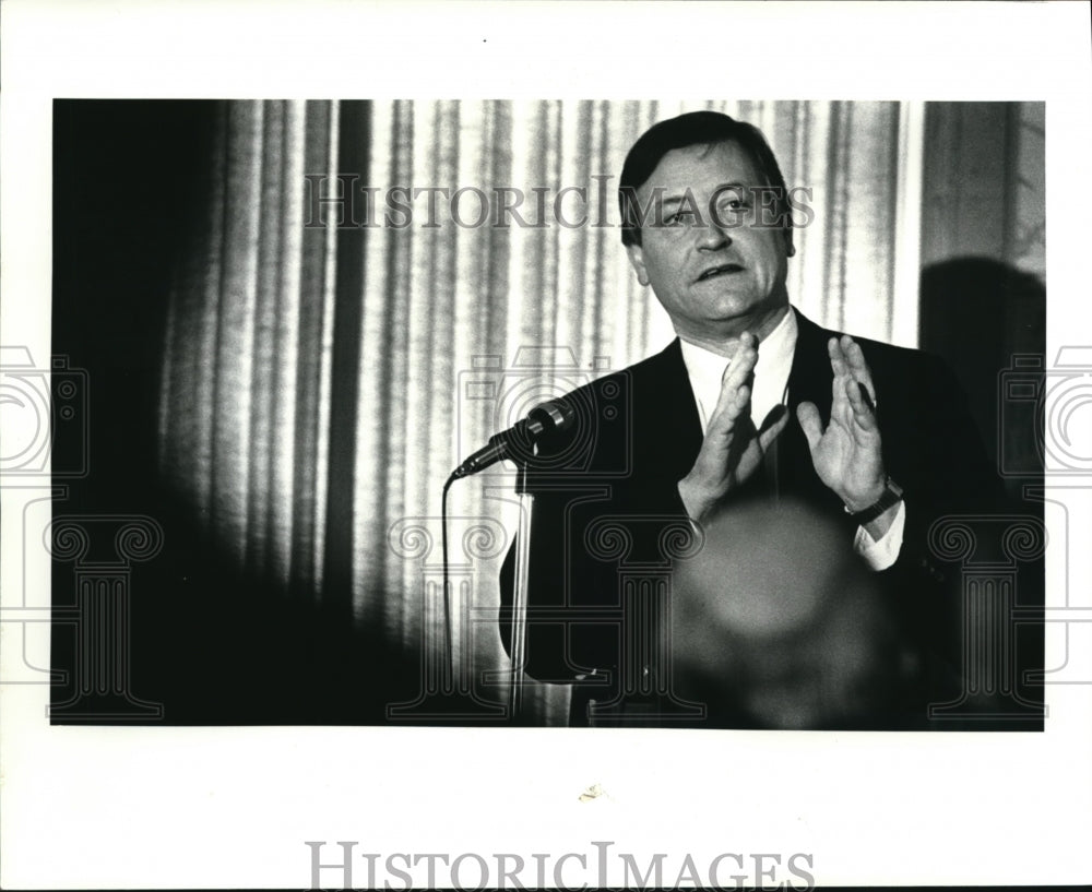 1984 Press Photo Gov. Dick Celeste addresses the Mid day Club - Historic Images