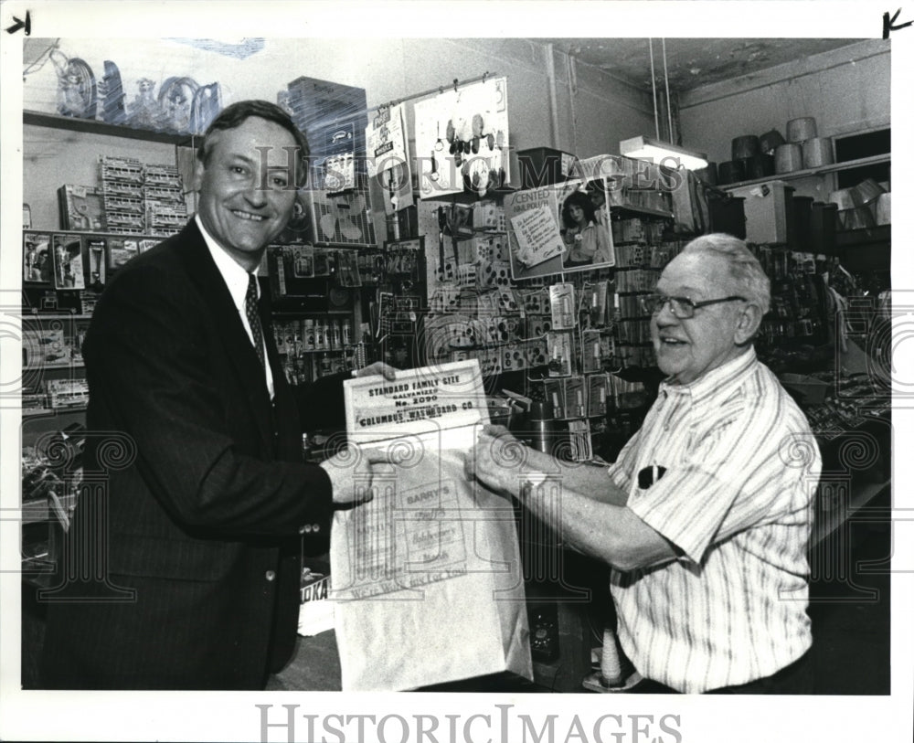 1985 Press Photo Governor Richard F. Celeste purchases a washboard made in Ohio - Historic Images