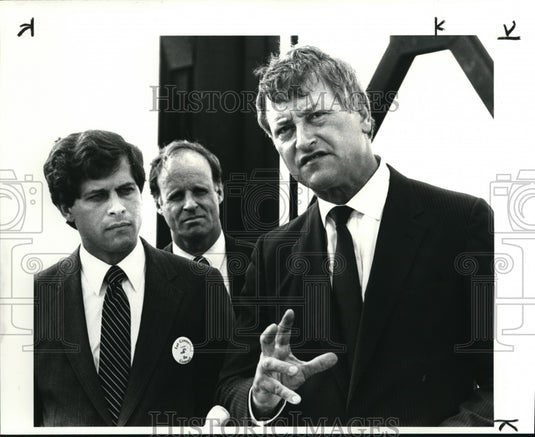 1985, Dennis Eckart and Gov. Richard F. Celeste - cva06903 - Historic Images