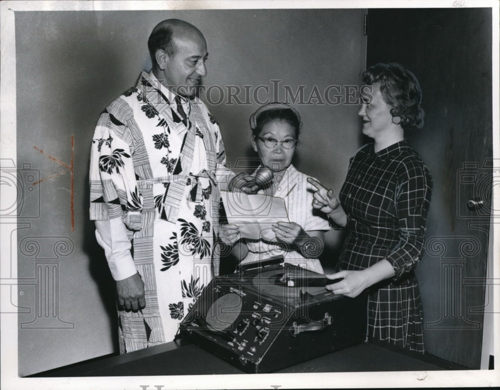 1961 Press Photo Mayor Celeste, Mrs. Keitsu Kono and Mrs. Alfred Updergraff - Historic Images