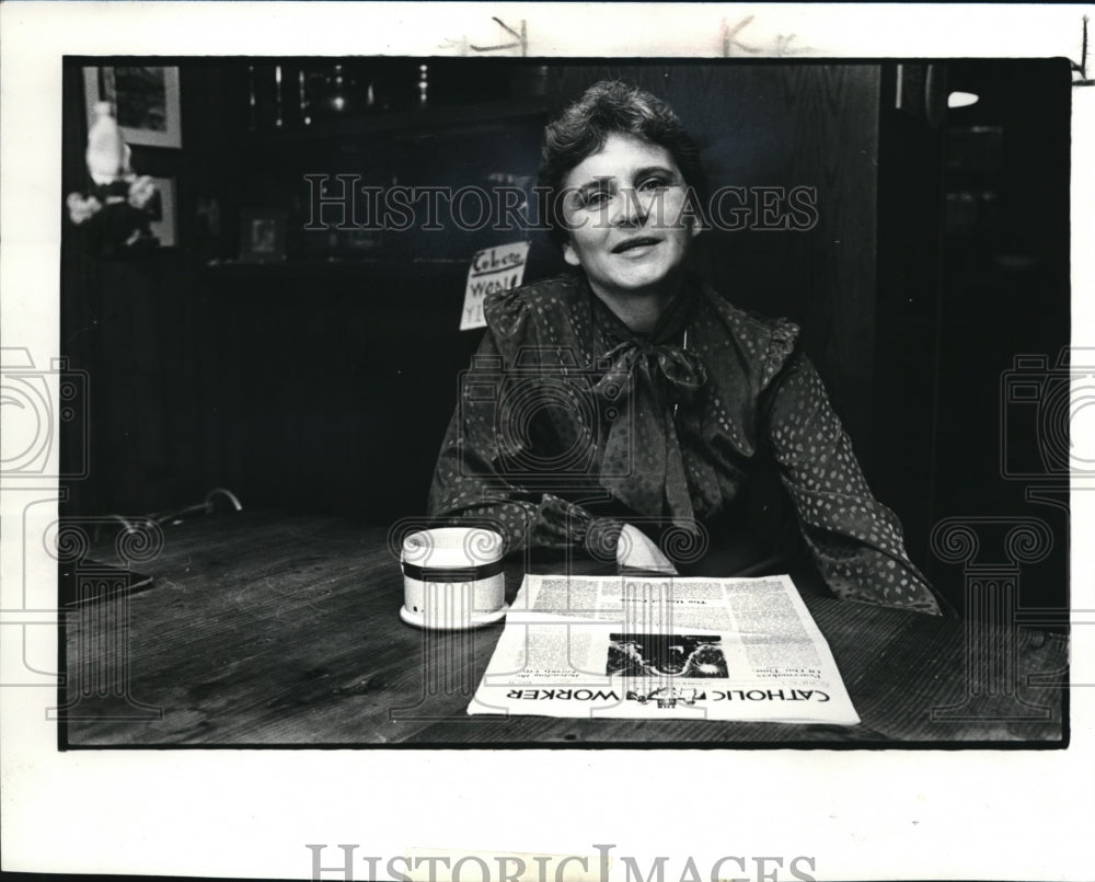 1982 Media Photo Dagmar Celeste has coffee and a look at the Catholic Worker - Historic Images