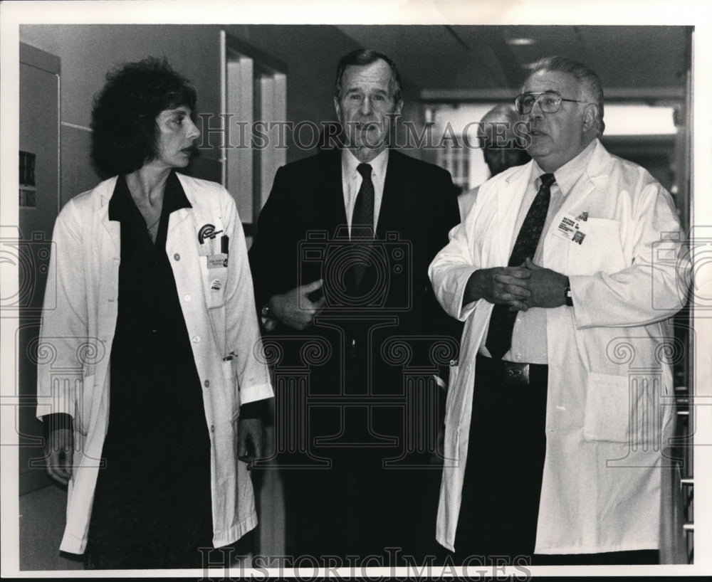 Press Photo President Bush talks with Dr Susan Shurin and Dr Nathan Berger - Historic Images