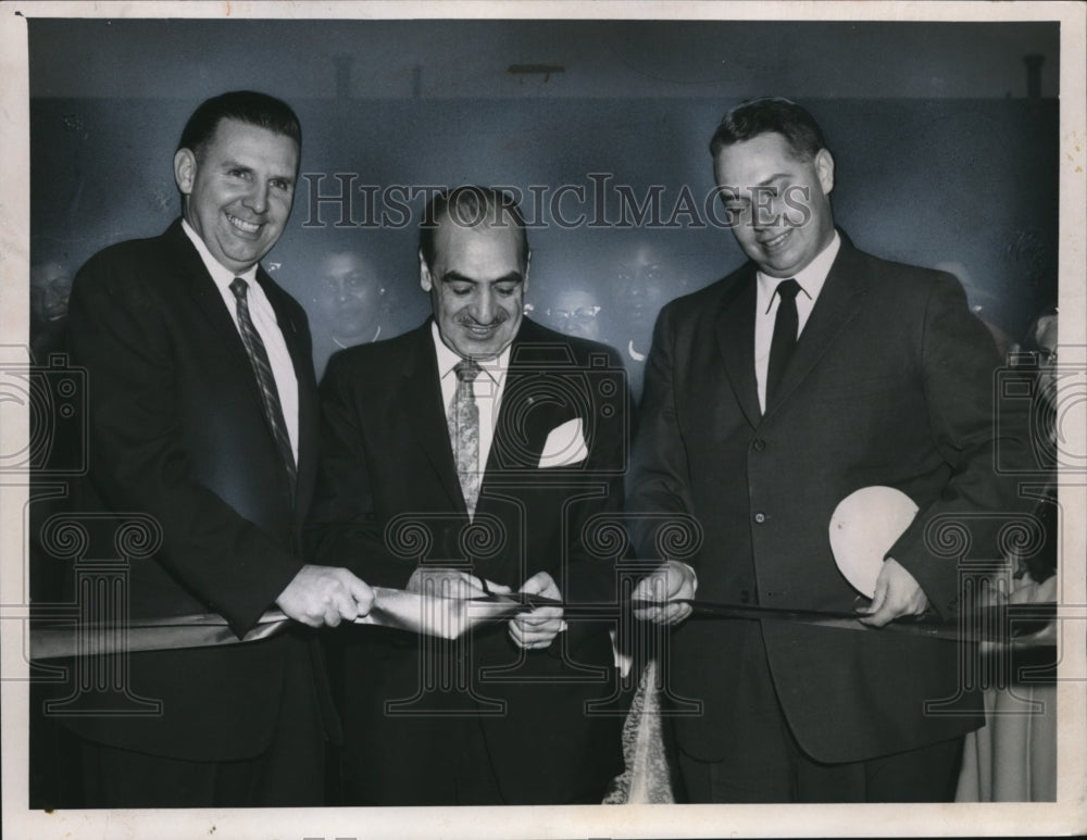 1961 Press Photo Sven A. Langmack, Mayor Anthony J. Celebrezze Rev. Rawlings - Historic Images