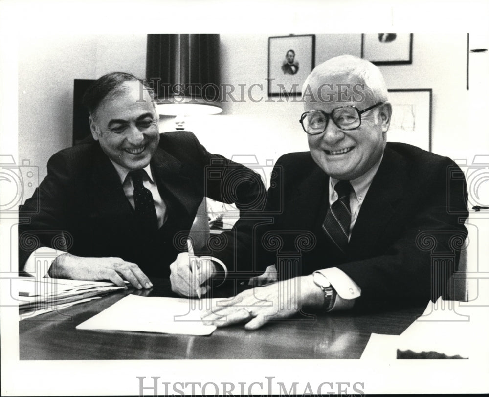 1984 Press Photo Mayor Paul Cassidy and Law Director C. Anthony Stavole - Historic Images